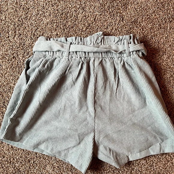 Paper bag style shorts - Picture 2 of 2
